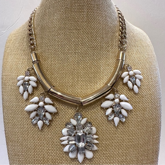 New Chico’s Statement Necklace- gold tone w/ white & clear rhinestone clusters - Picture 4 of 10